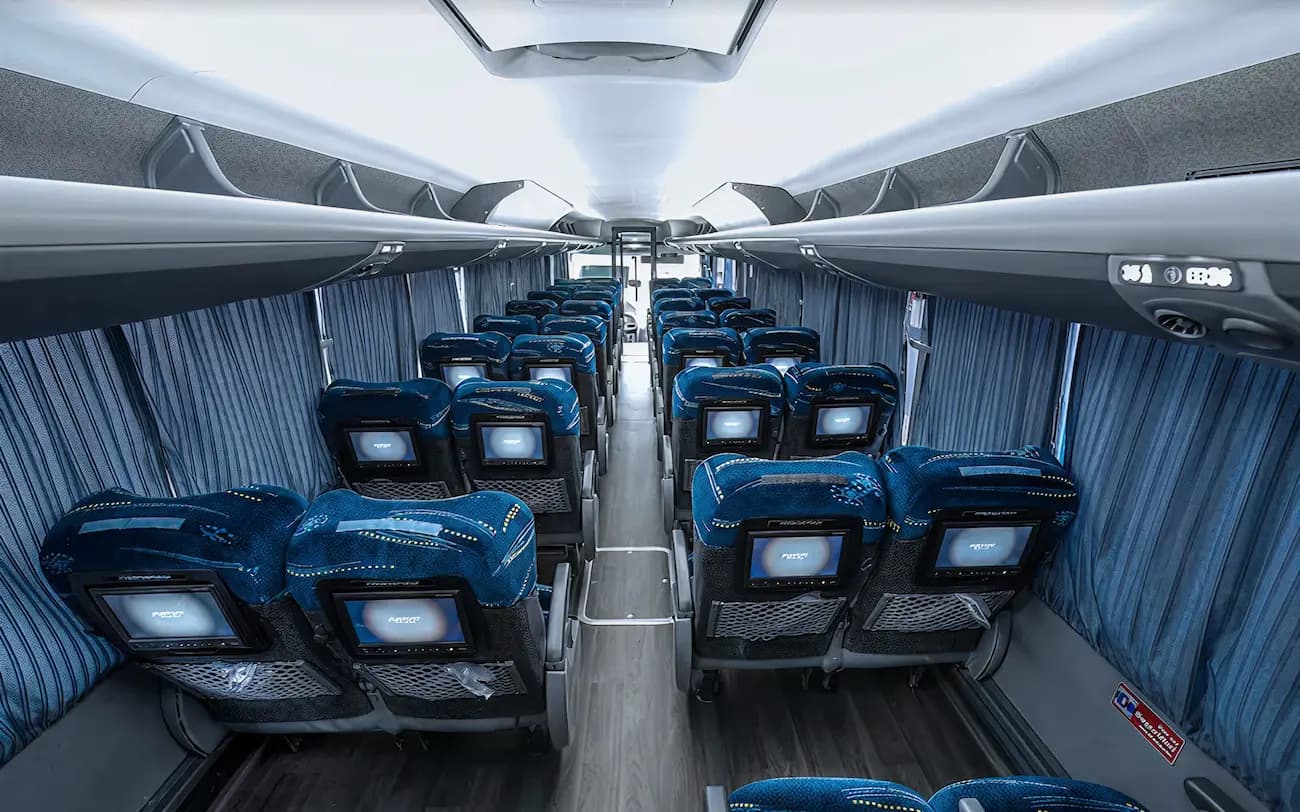Interior del autobús con pantallas personales Interior del autobús con pantallas personales