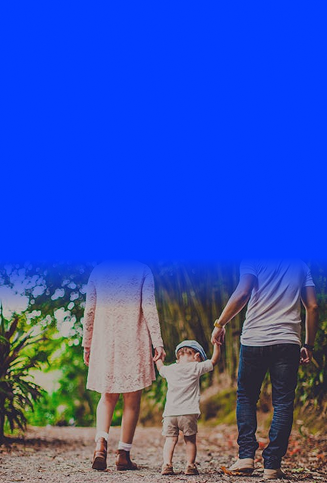 Familia viajando con menores en autobús Transpais