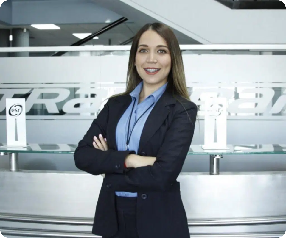 Colaboradora de Transpais en oficinas corporativas